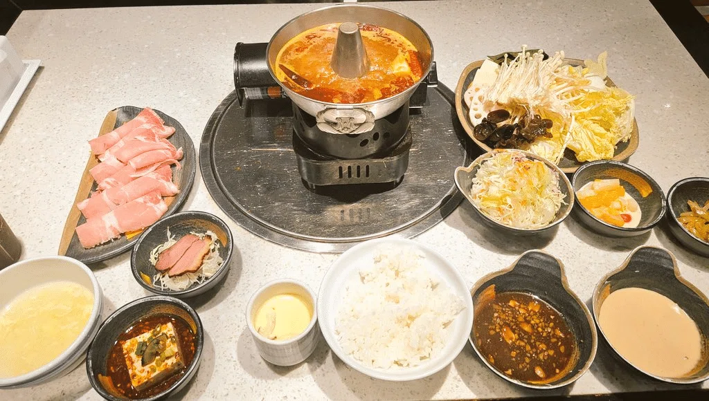 今日のランチを晒すコーナー！】赤坂 朝天門の火鍋豚肉セット｜ケイケイ