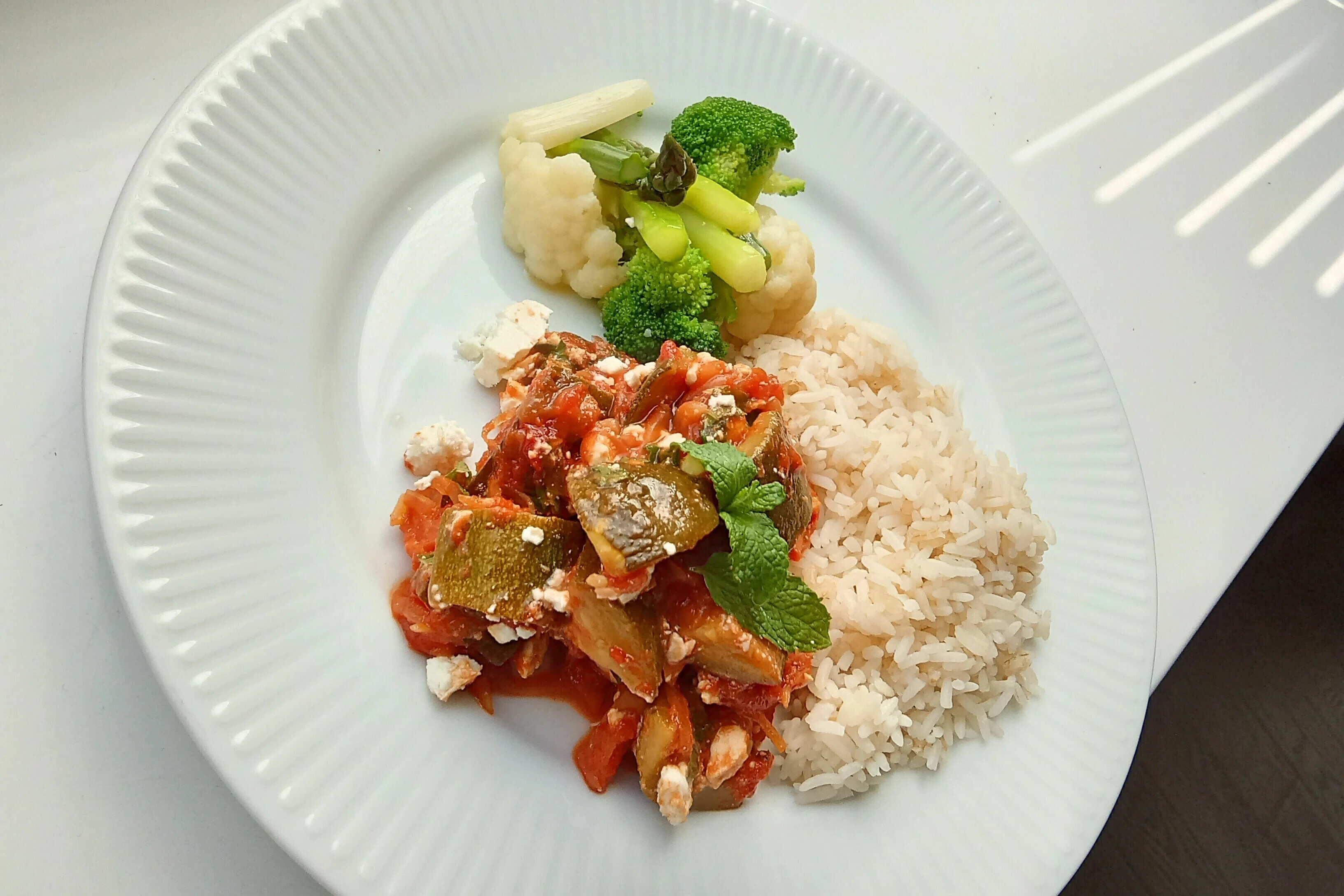 冷たい夏おかず】ズッキーニのトマト煮、フェタとミント🇫🇷フランスde