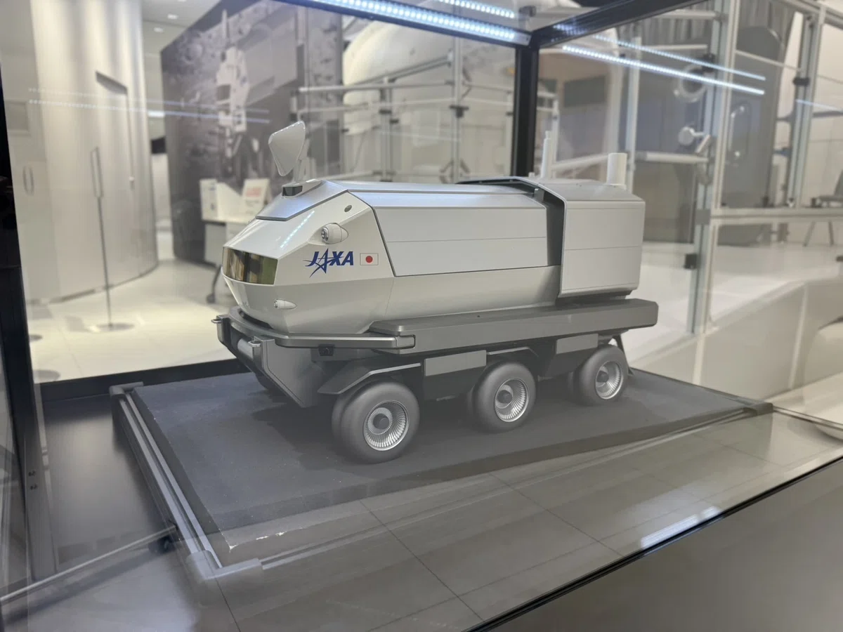トヨタ/JAXAの与圧ローバー室内観覧レポ！月面の「動く茶室」/驚きの3メートルまで超接近したロシアの衛星たち Inside Toyota ...