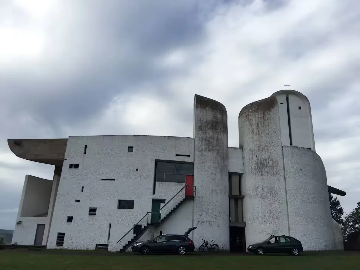 ロンシャンの礼拝堂｜ル・コルビュジエの光と影の対比~建築徘徊006｜Dr