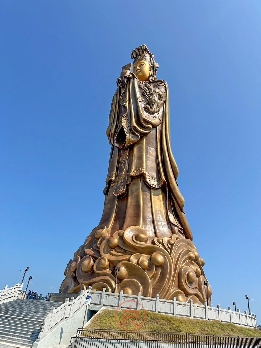 青銅色と金色のアジアの立像 台湾｜澎湖 ] 世界一の高さ48メートル。澎湖の青い空にそびえ立つ