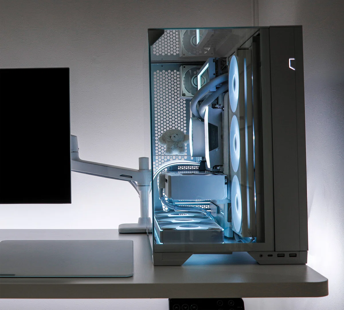 自作PC】ゲーミングしない白ゲーミングPCを作ってみた話｜Lilura / りるら