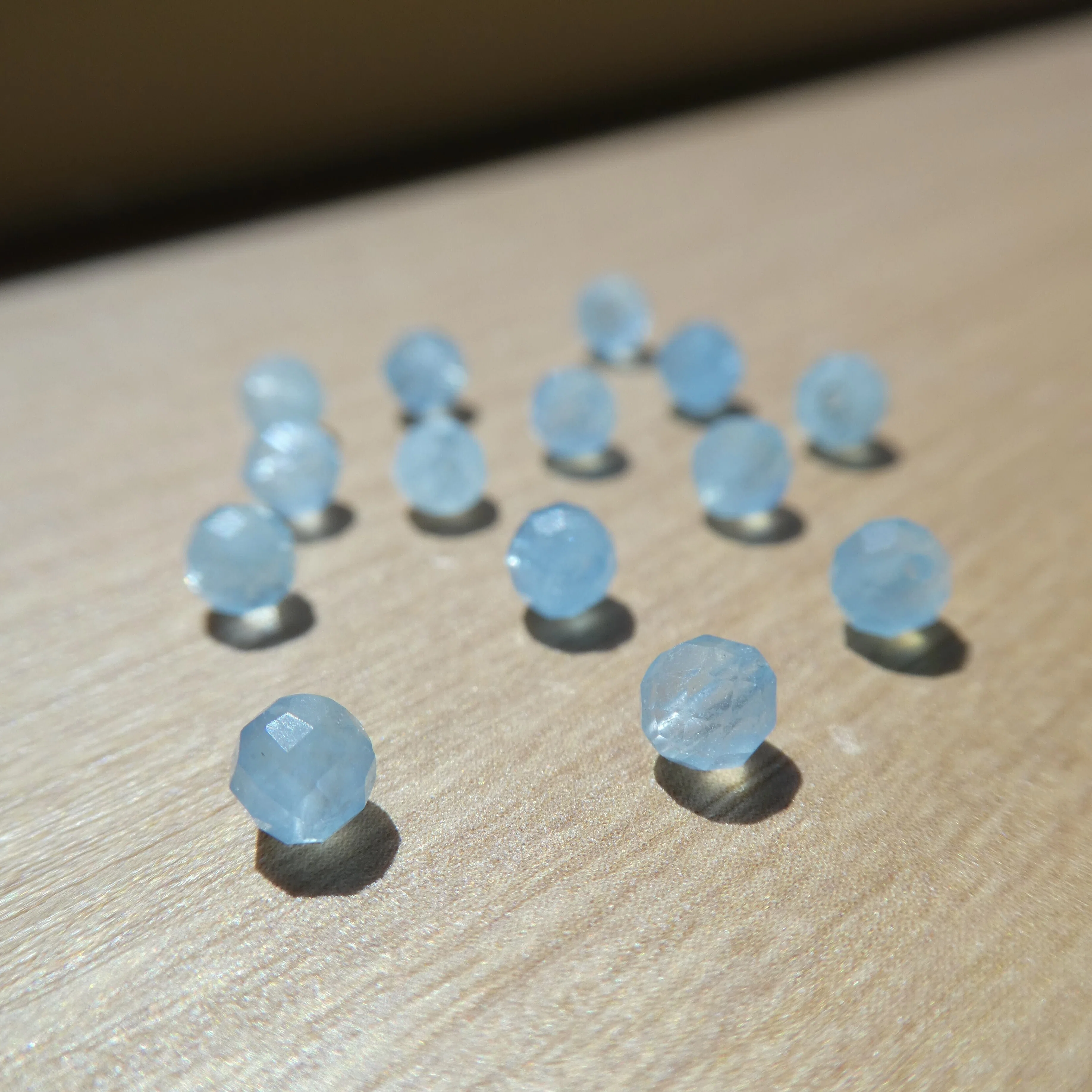 小さな海の輝き ― 4mmラウンドカット アクアマリンの魅力｜ひと粒ストーン