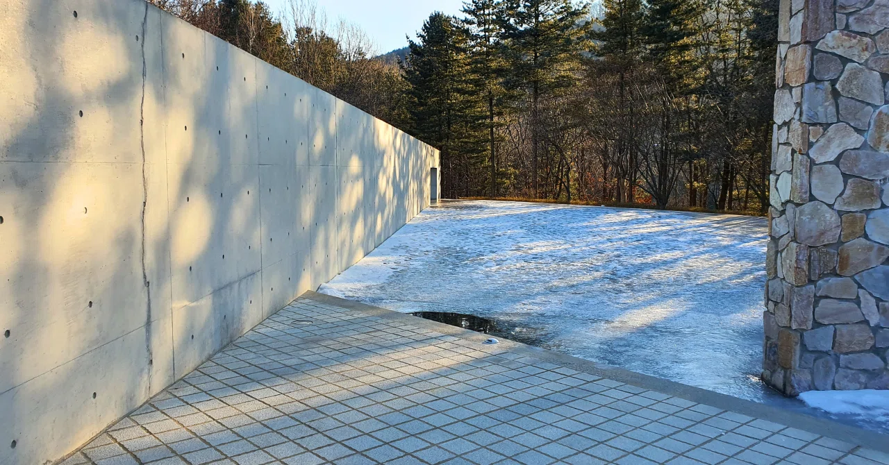 安藤忠雄は、なぜ建築をいきなり見せないのか｜水の教会、ミュージアム