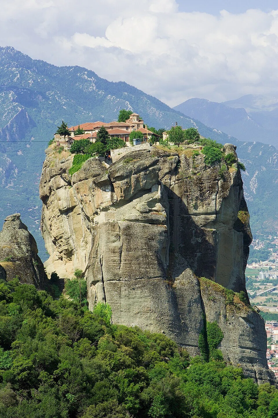 ギリシャ・メテオラで、空に浮かぶ修道院へ。奇岩と祈りの絶景をめぐる