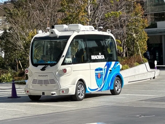 走行中の自動運転EVバス「NavyaEVO3」