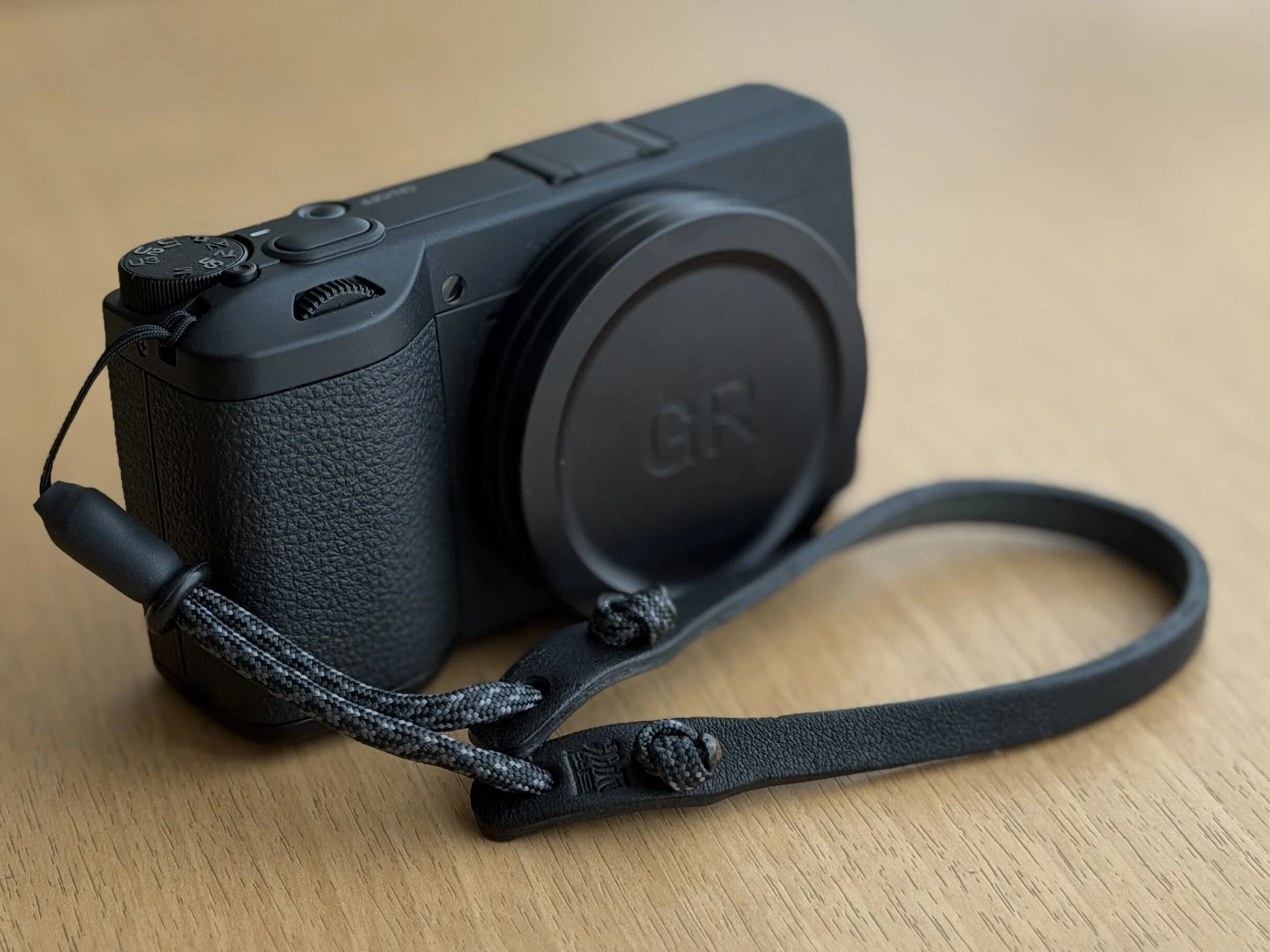 GR IV MonochromeのストラップをWOTANCRAFTにした｜manac