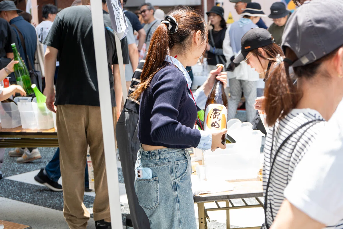 「原田」を注ぐ飲み放題ブースの女性