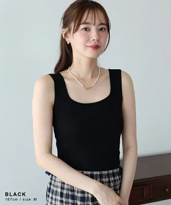 黒のスクエアネックサマーニットタンクトップ。太めの肩紐と細めのリブ編みが特徴で、春夏のインナーや一枚着として使いやすいデザイン。