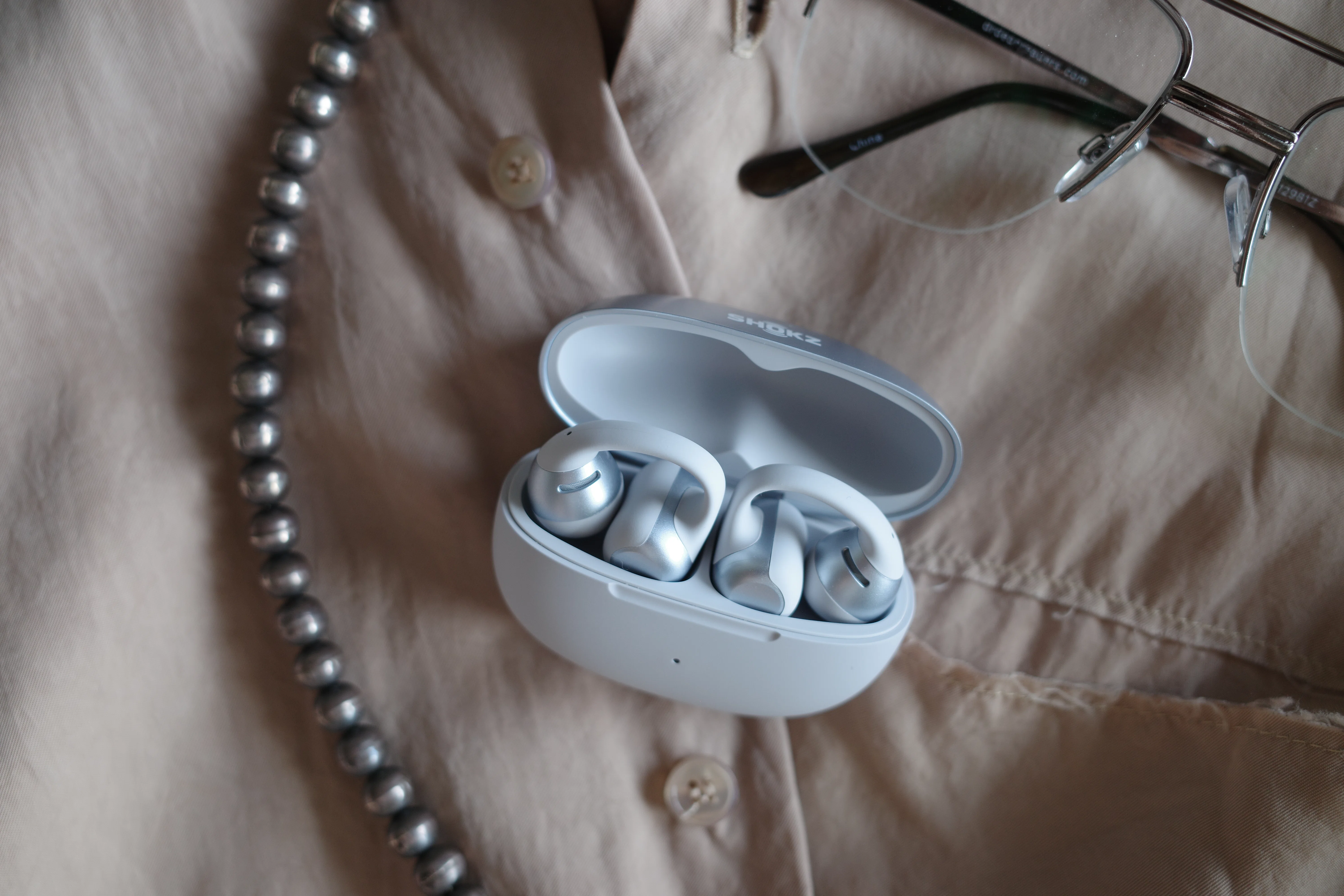 生活とアクセサリーに馴染むイヤホン 【Shokz OpenDots 2／OpenDots