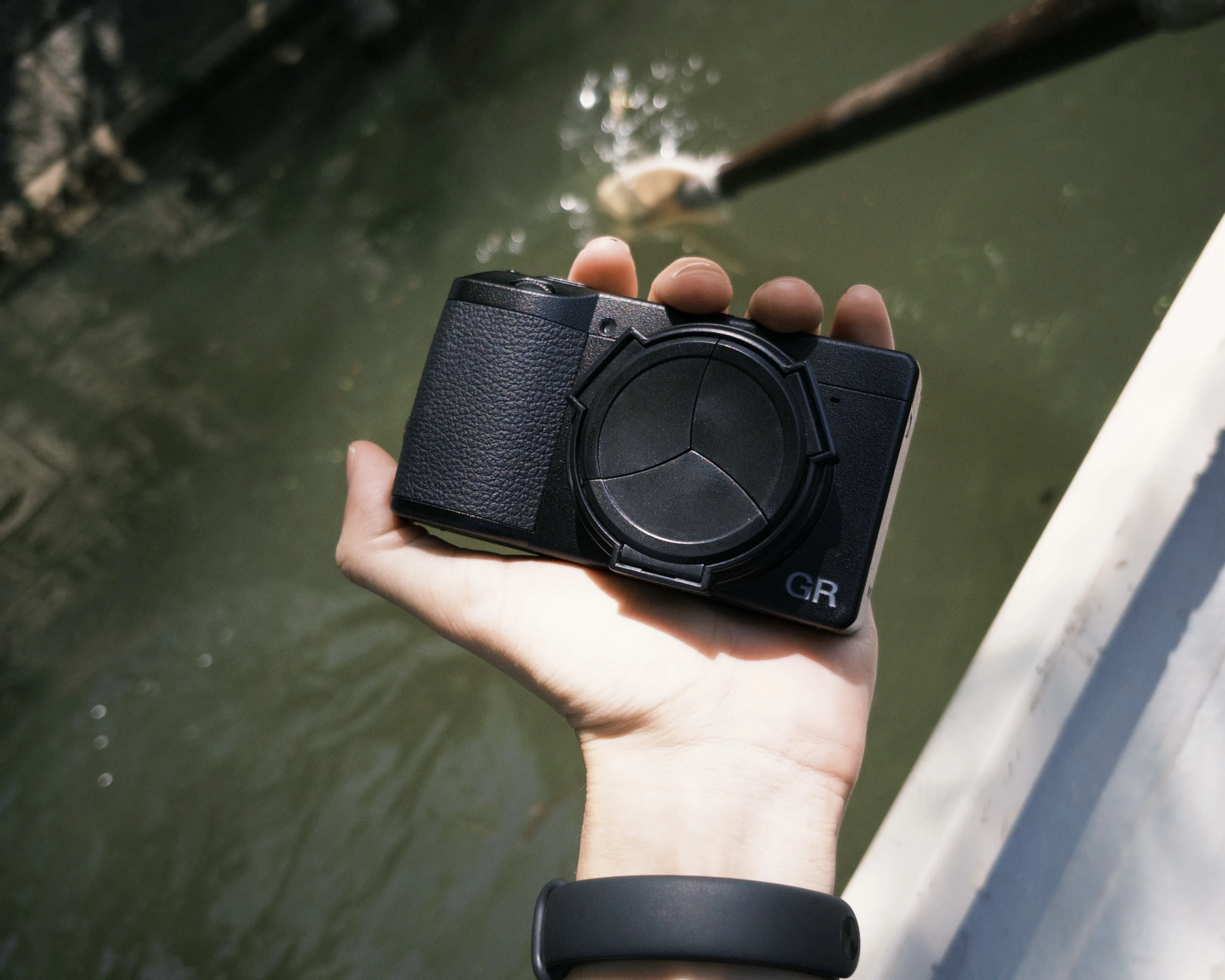 箱付き極美品RICOH GR DIGITALⅡ付属品完備別売り純正ストップ付き RICOH GRの蓋が硬すぎる | 僕とカメラ｜鈴木ユートピア