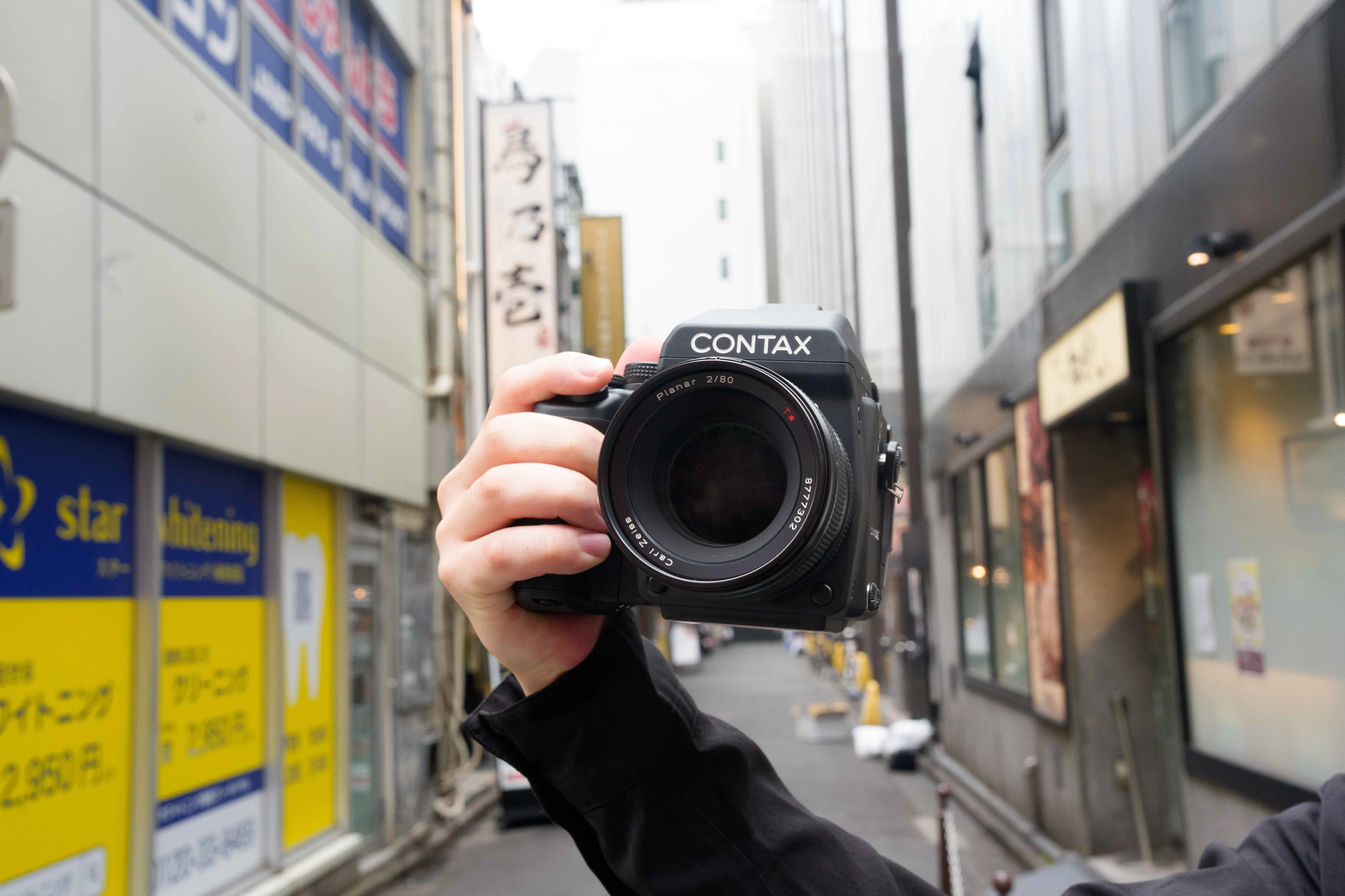 CONTAX 645、新宿の湿度まで写してしまう Planar 80mm F2｜tackphoto