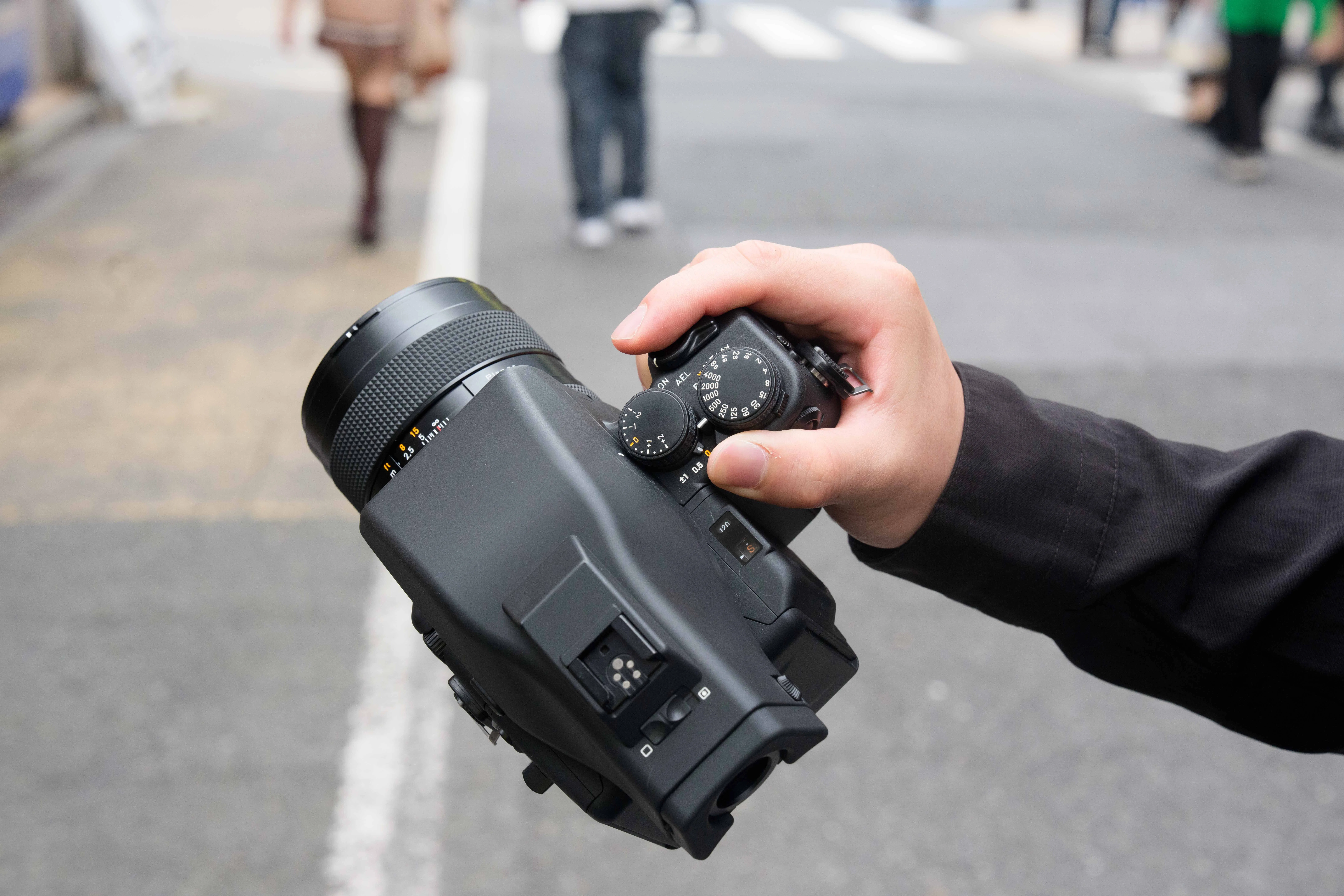 CONTAX 645 フィルムカメラ planar t*80mm f2 CONTAX 645、新宿の湿度まで写してしまう Planar 80mm F2｜tackphoto