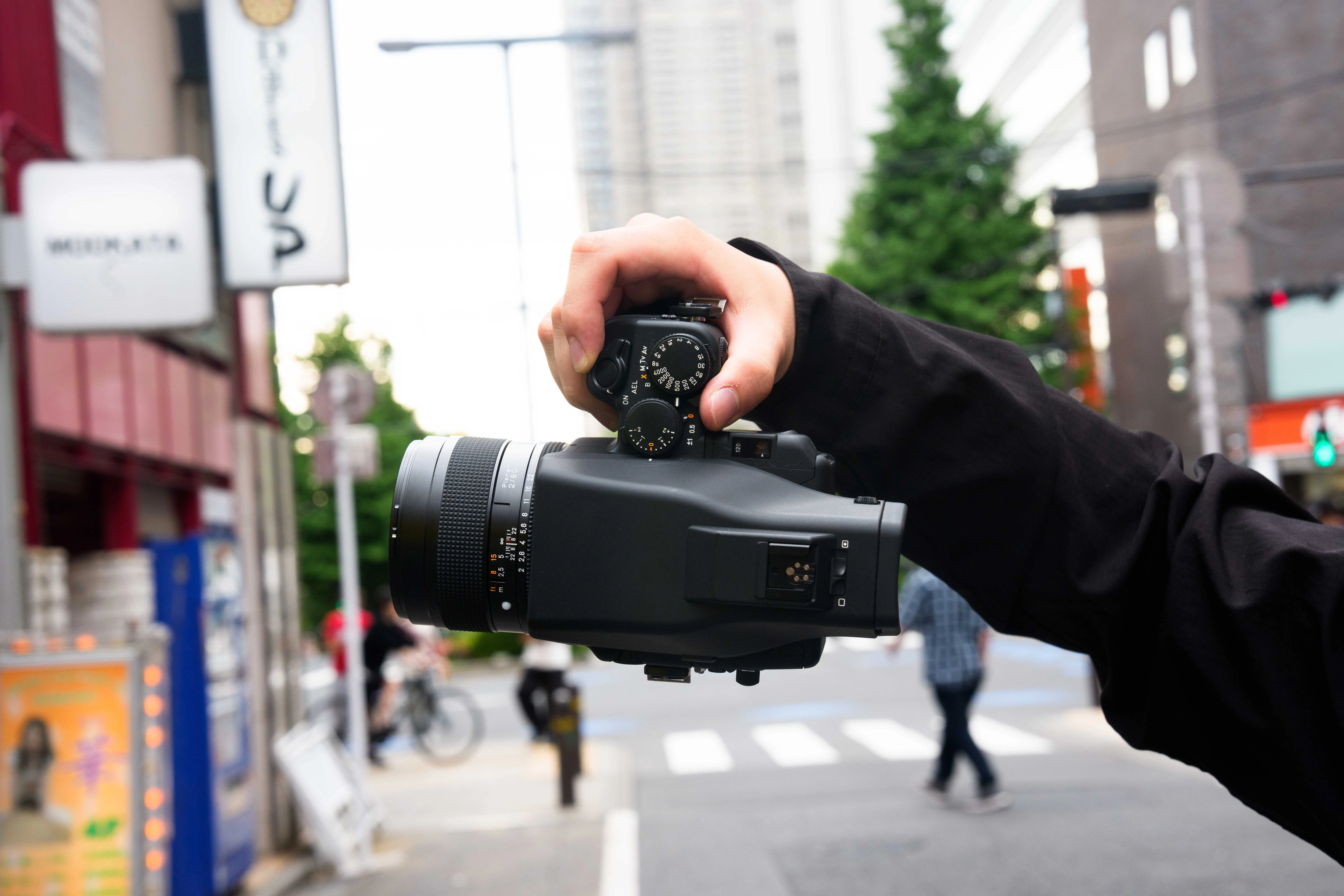 CONTAX 645 フィルムカメラ planar t*80mm f2 CONTAX 645、新宿の湿度まで写してしまう Planar 80mm F2｜tackphoto