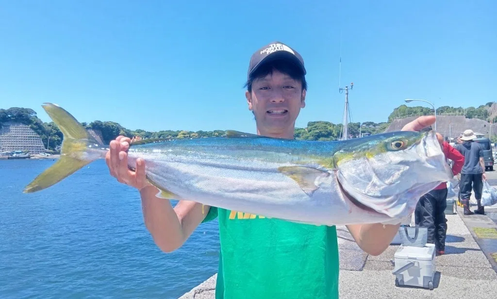ざしわら 泳がせ】5.6kgの大型ワラサ！アジは最大42cm、多数ヒット！｜あまさけや丸