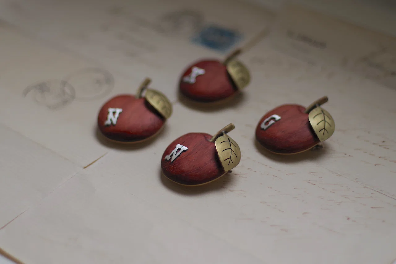 apple brooches ｜初雪・ポッケ