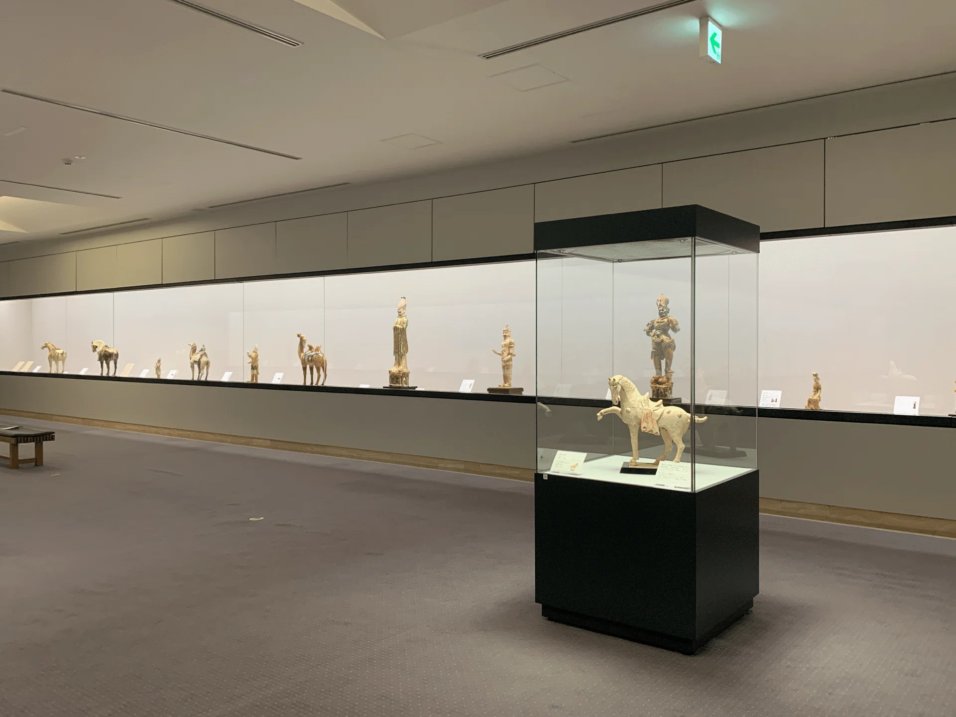 三彩の行列と伸びていくヒト・ネコ【松岡美術館はいい感じの美術館だっ