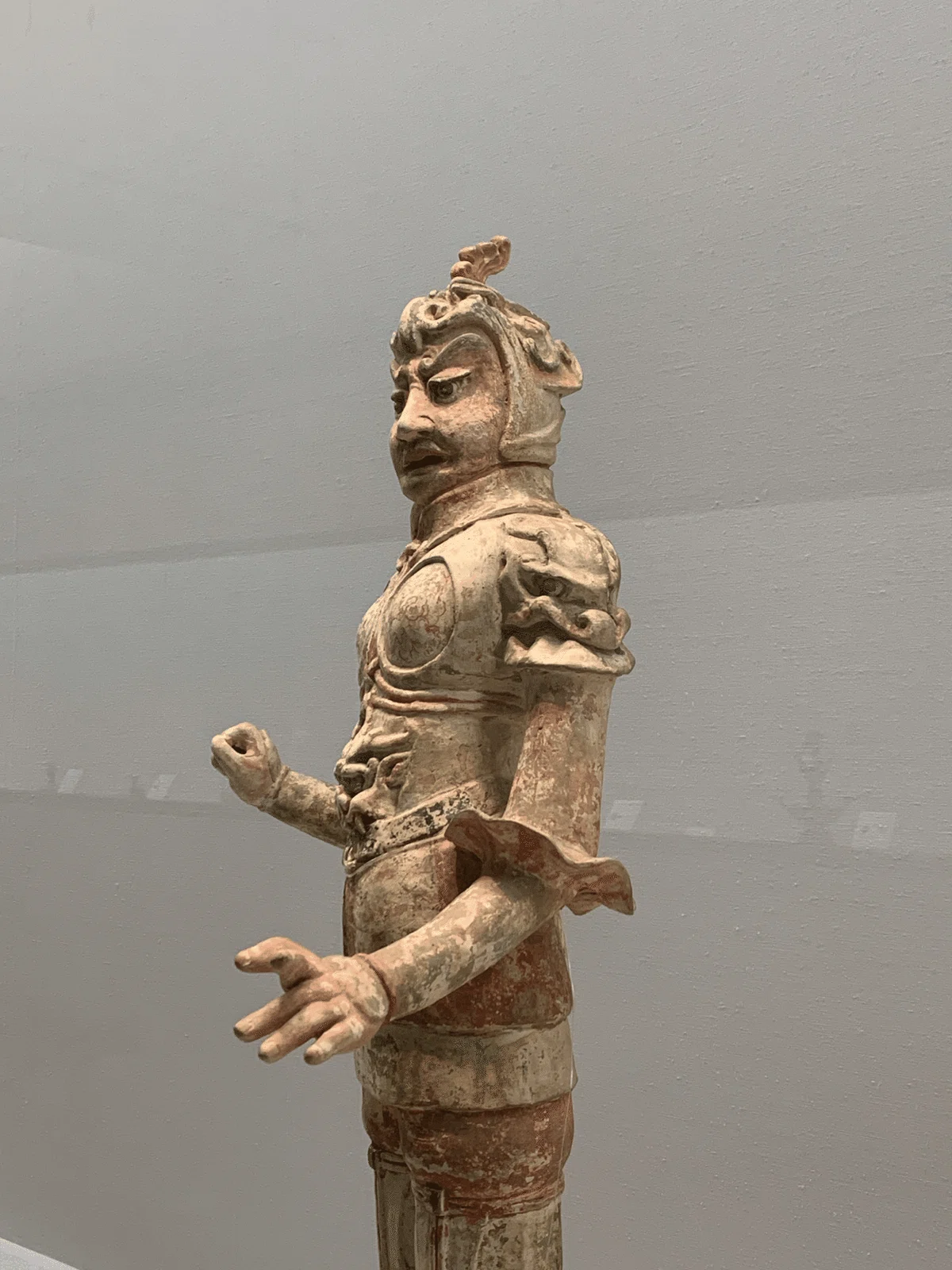 三彩の行列と伸びていくヒト・ネコ【松岡美術館はいい感じの美術館だっ