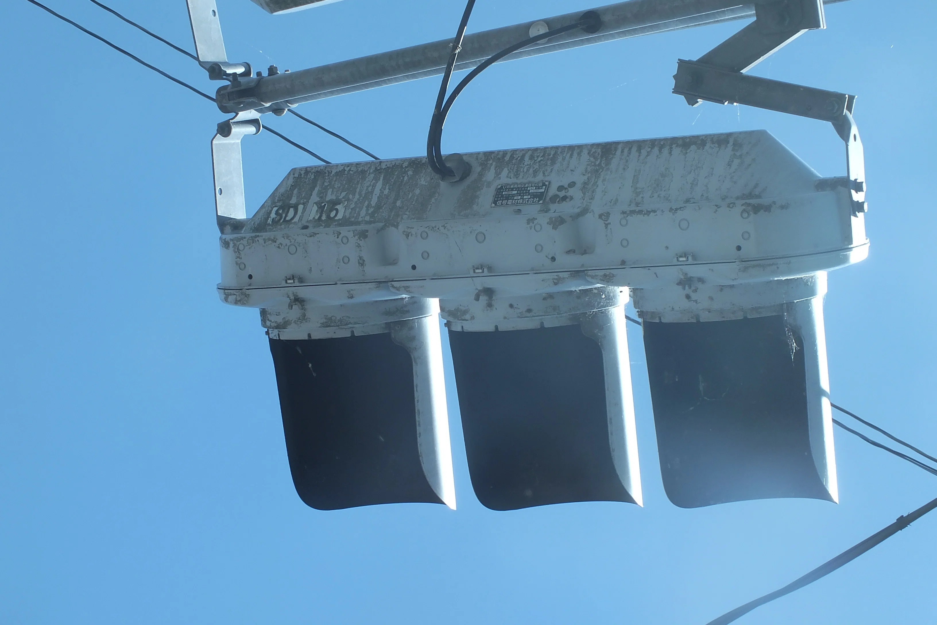 K08-248】鴻巣市袋西にある信号電材厚型LEDと信号電材厚型多眼レンズ歩