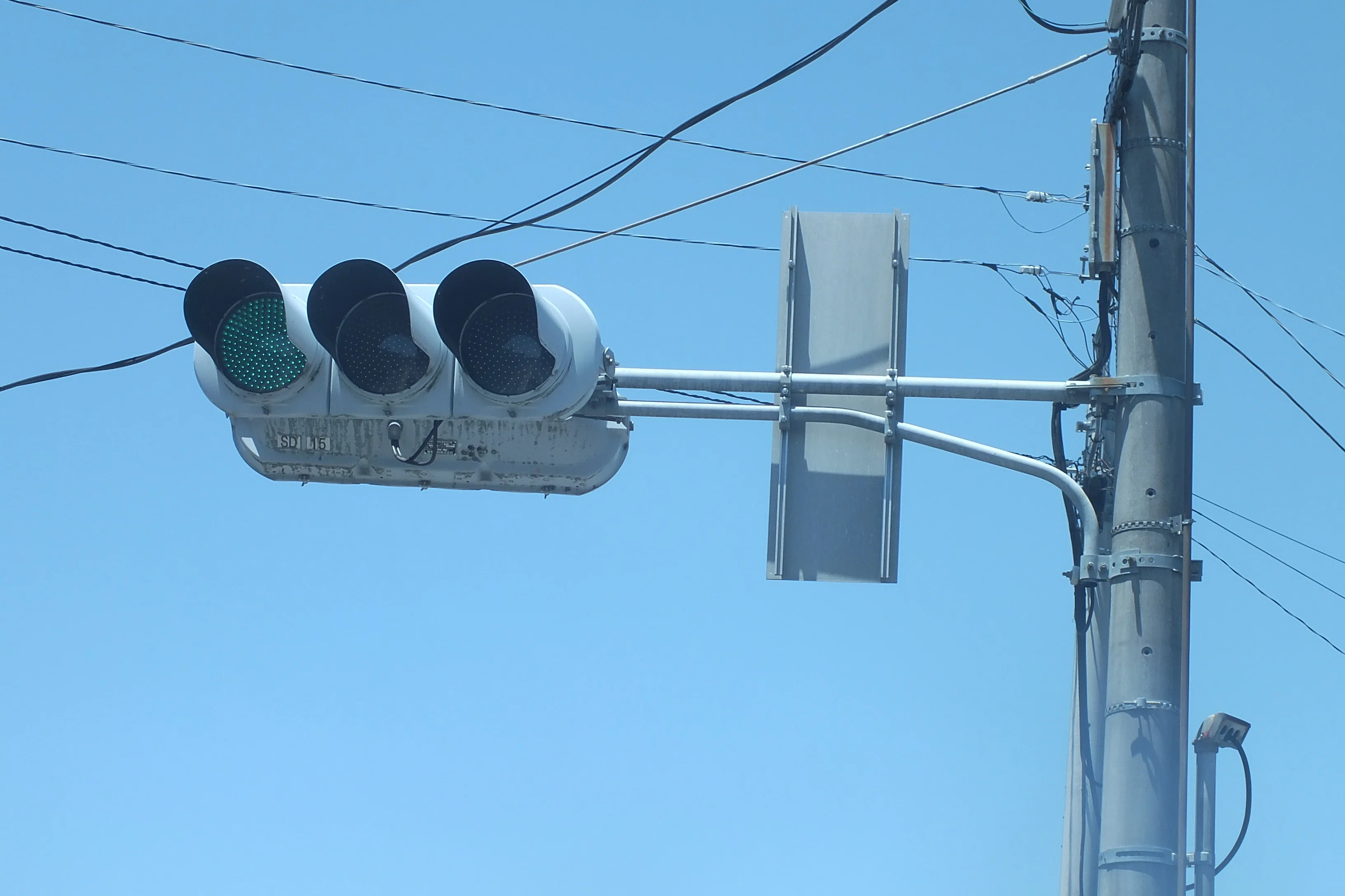 K08-248】鴻巣市袋西にある信号電材厚型LEDと信号電材厚型多眼レンズ歩