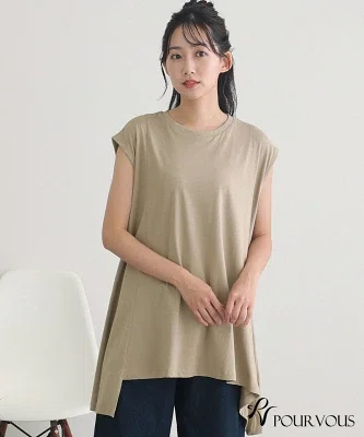 アシメデザインのフレンチスリーブカットソー。長めの丈と裾の動きが特徴で、デニムに合わせやすい綿100％の夏向けトップス。