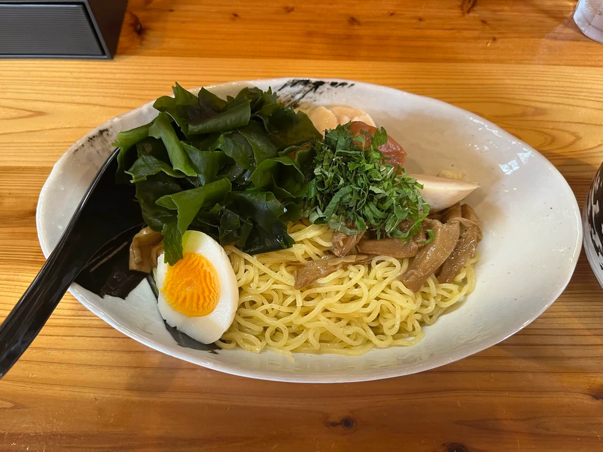 ご近所グルメ探訪】これは暑い夏に食べたい！青しそにワカメがたっぷり