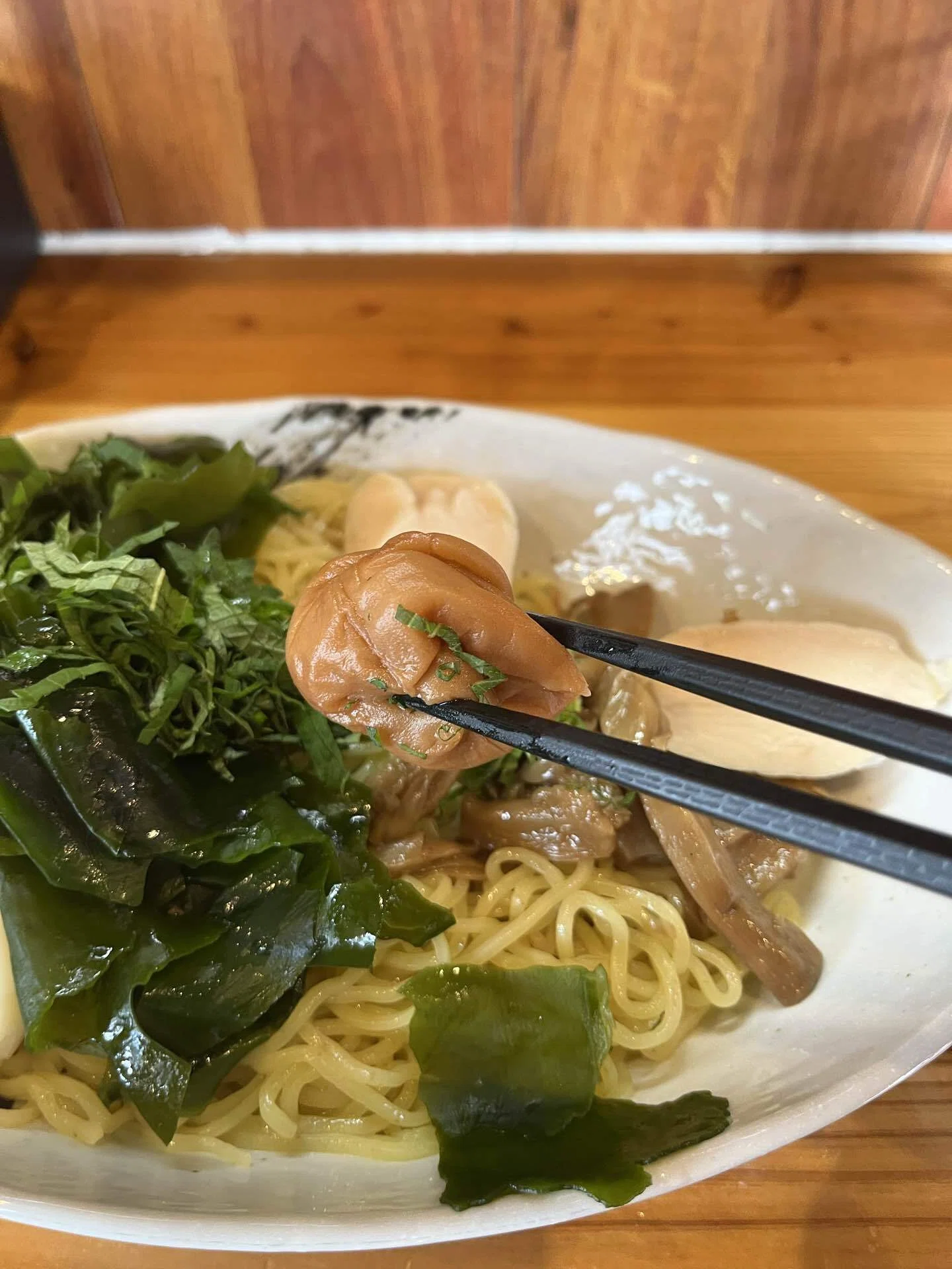 ご近所グルメ探訪】これは暑い夏に食べたい！青しそにワカメがたっぷり