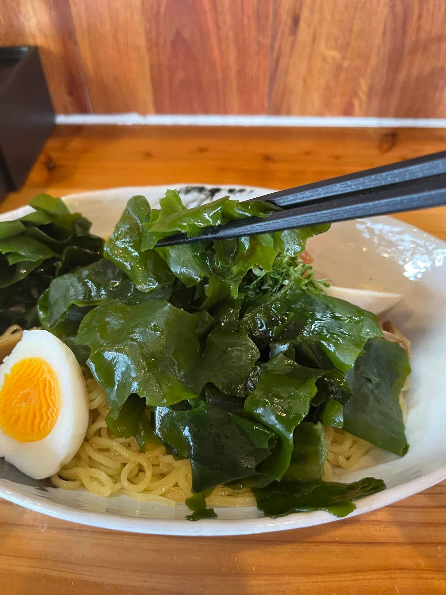 ご近所グルメ探訪】これは暑い夏に食べたい！青しそにワカメがたっぷり