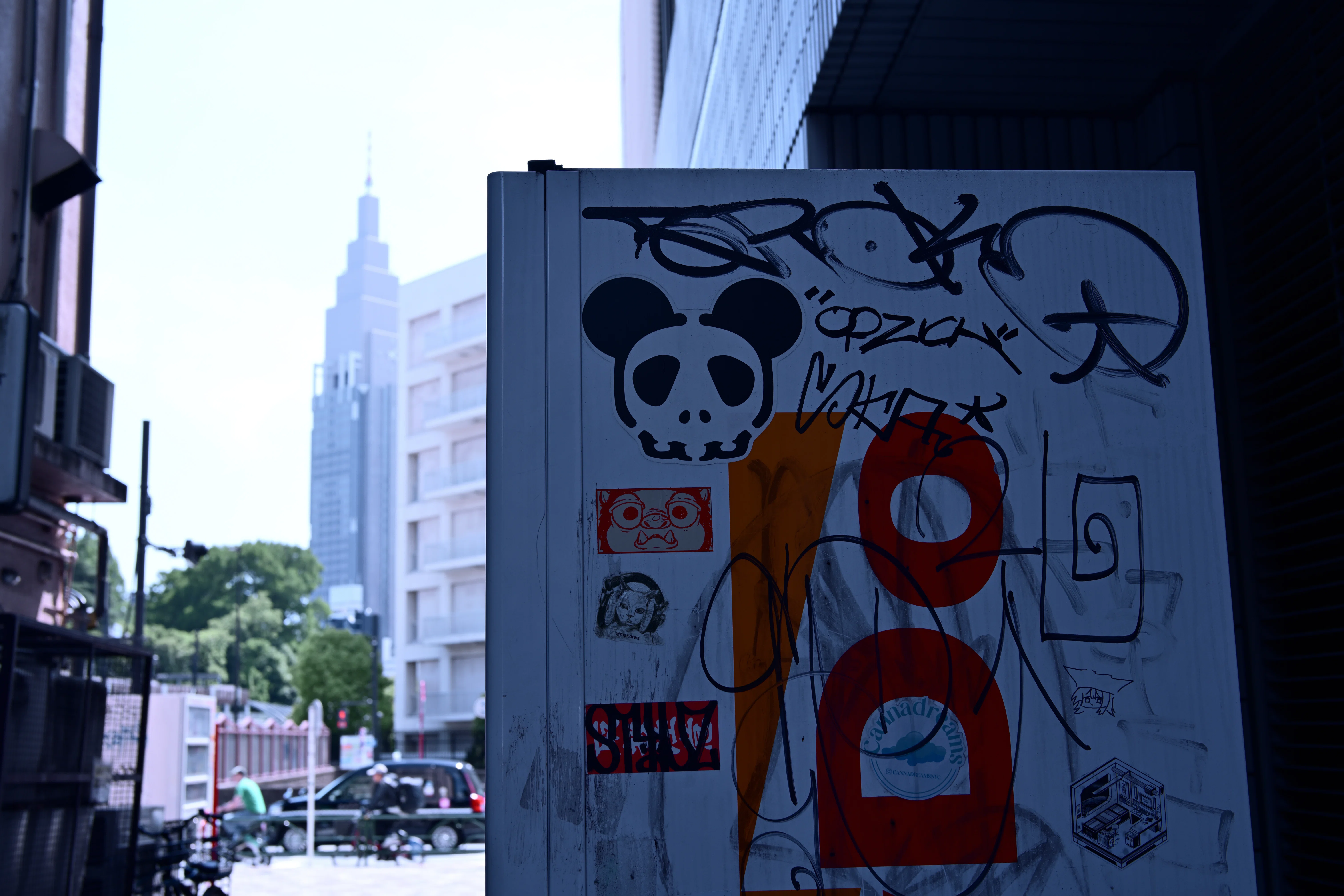 グラフィティを追いかけて、新宿三丁目の路地裏。重なり合うアートと街