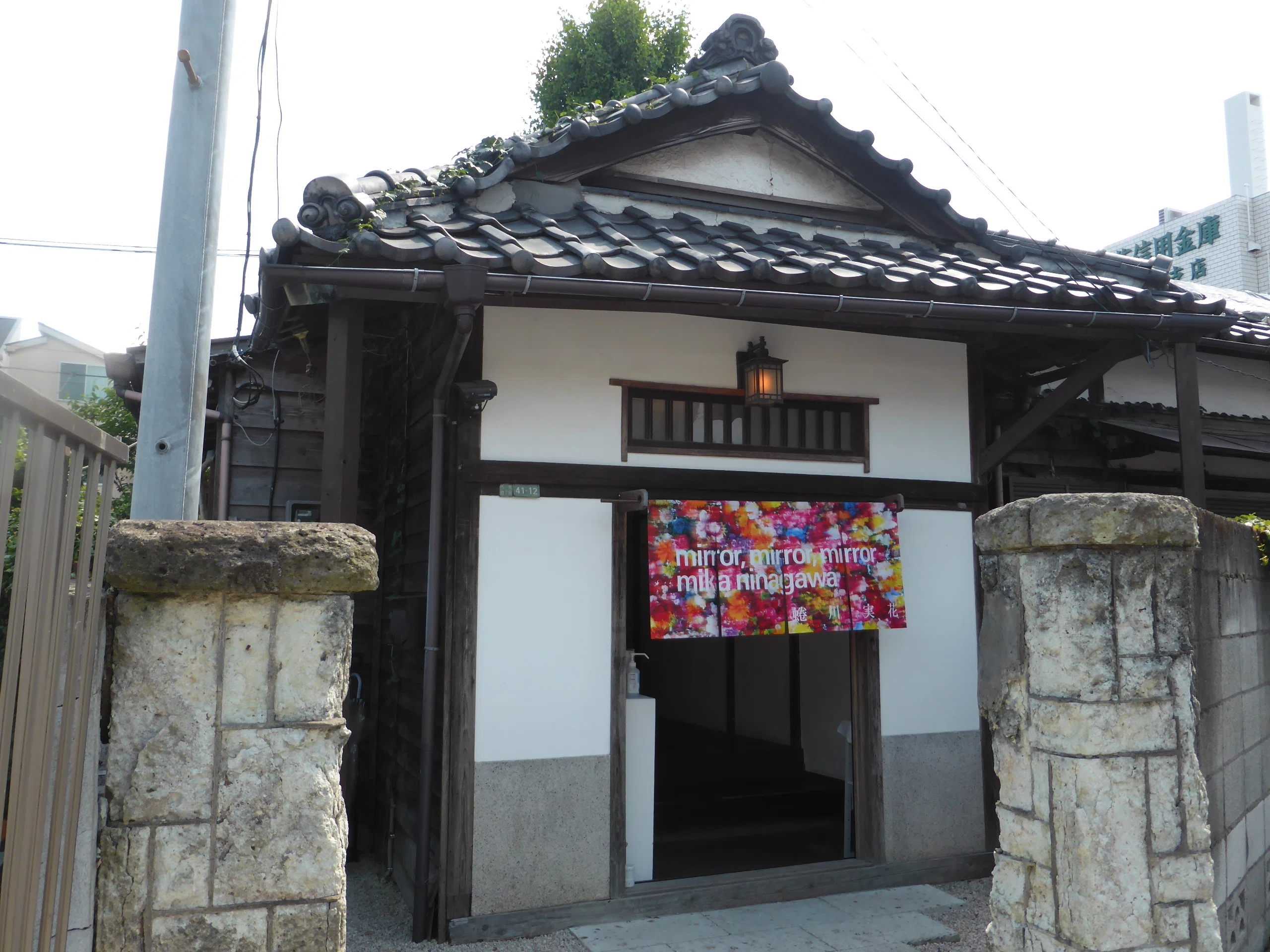 古民家を色鮮やかにジャックする～展覧会「蜷川実花 mirror mirror