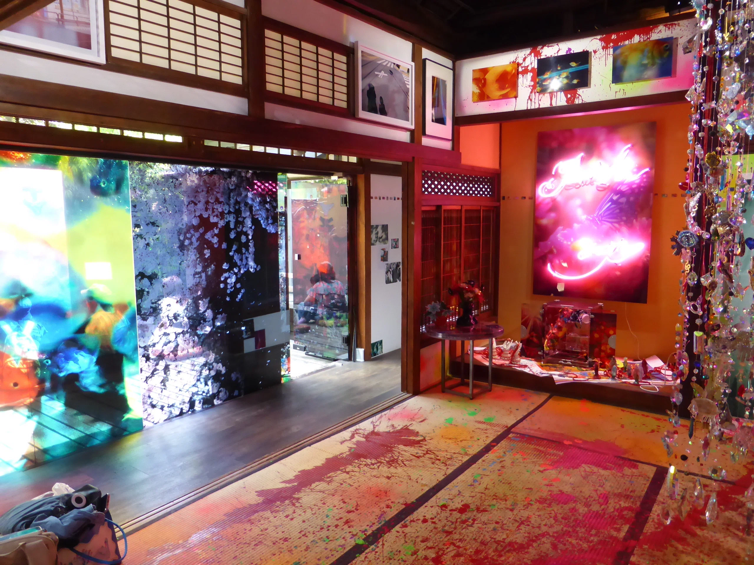 古民家を色鮮やかにジャックする～展覧会「蜷川実花 mirror mirror