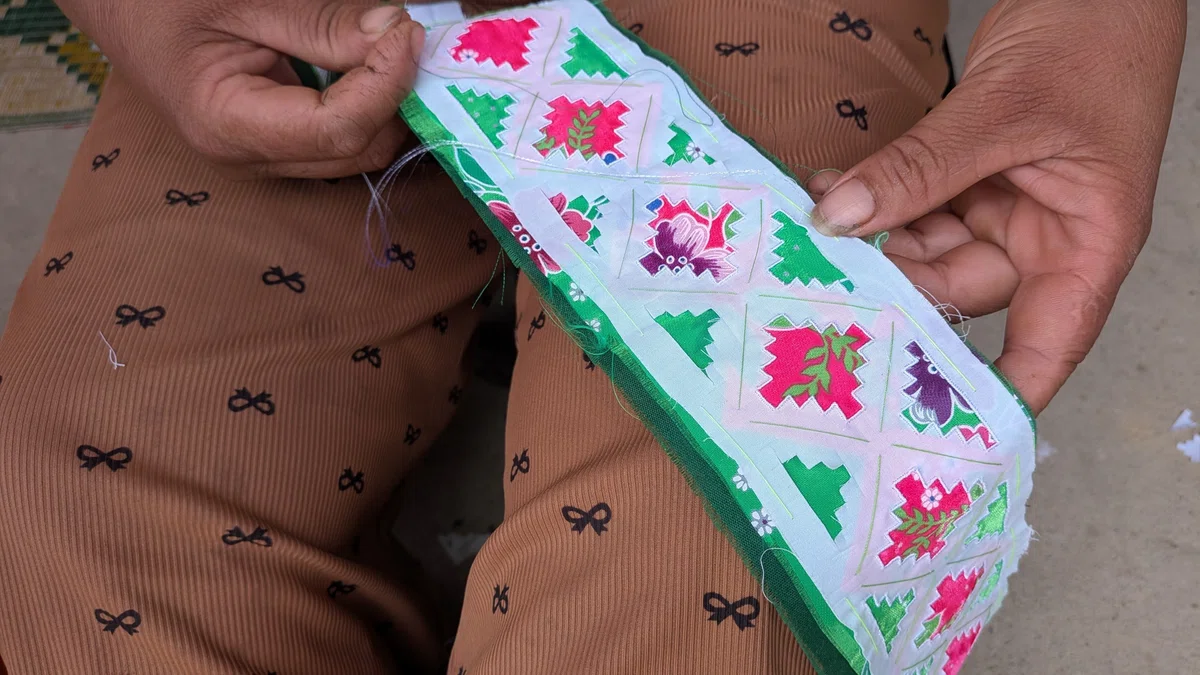 ベトナム・ゲアン省ムオンロンで撮影したモン族刺繍