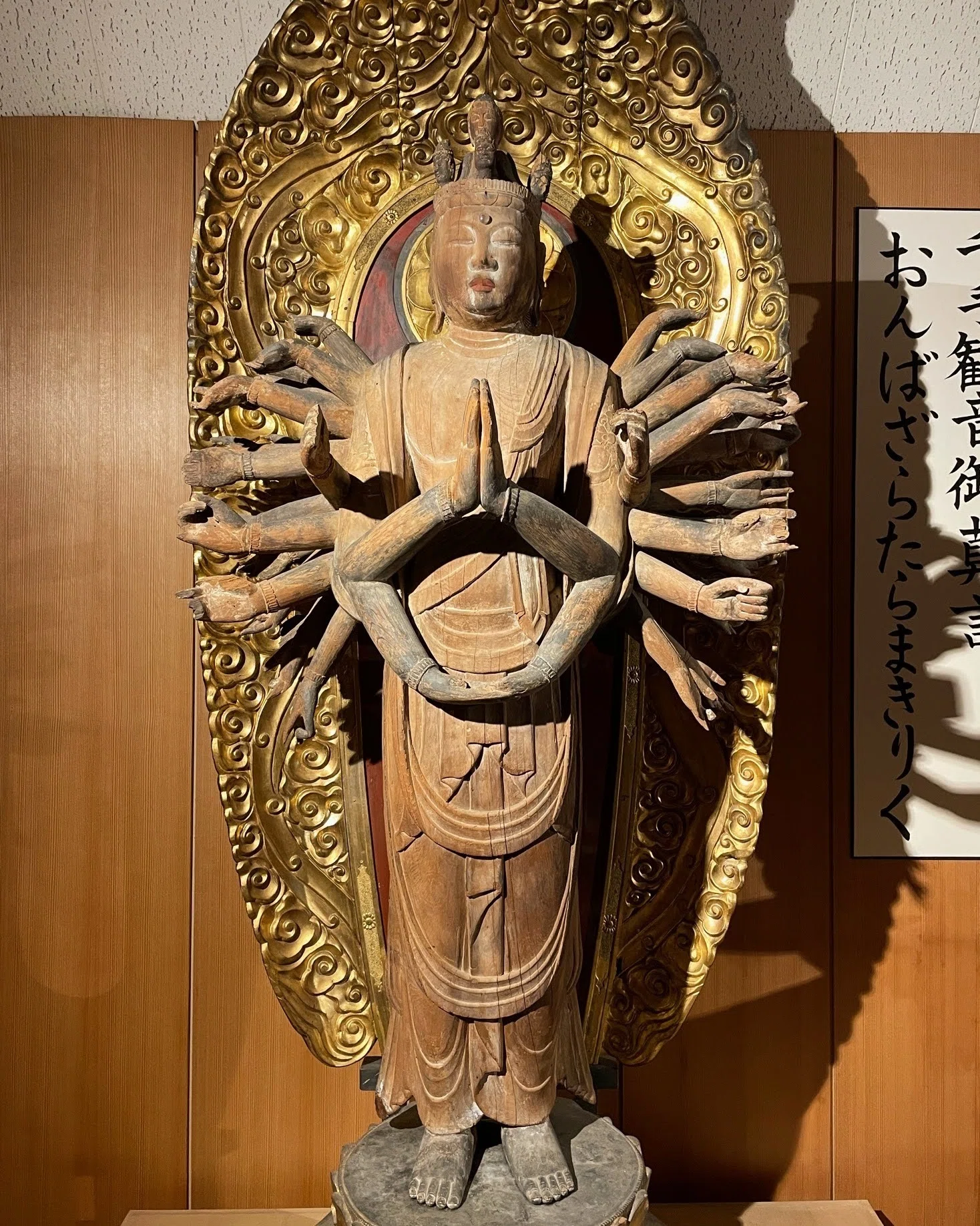 浜松・摩訶耶寺の御開帳 みほとけとお庭と、湖と｜美術館とお寺と猫