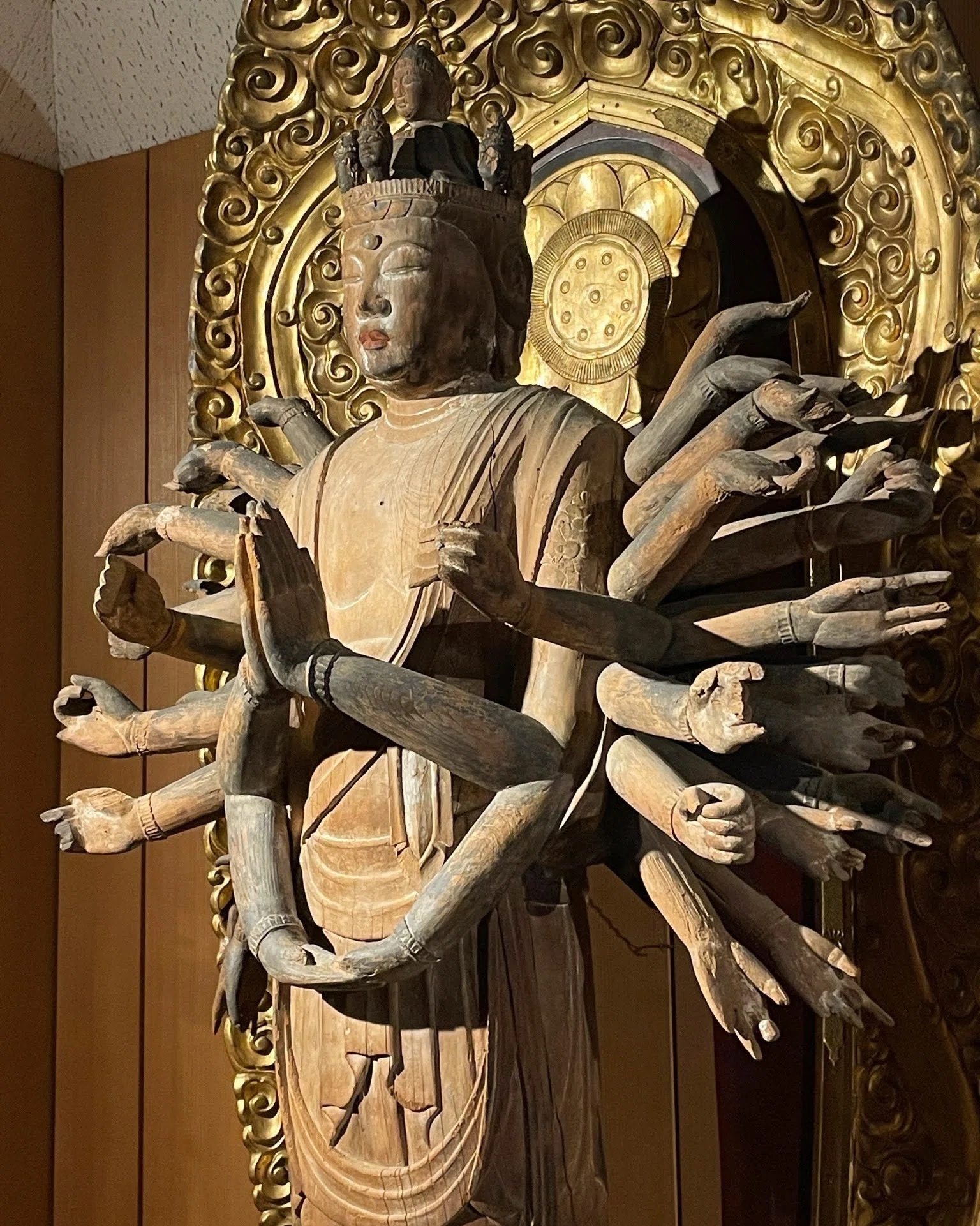 浜松・摩訶耶寺の御開帳 みほとけとお庭と、湖と｜美術館とお寺と猫