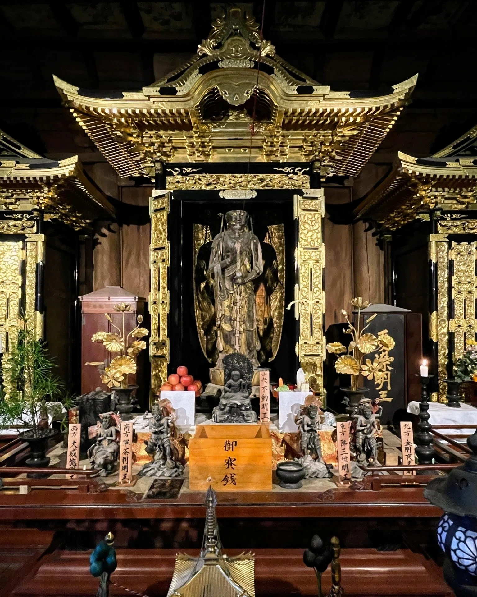 浜松・摩訶耶寺の御開帳 みほとけとお庭と、湖と｜美術館とお寺と猫