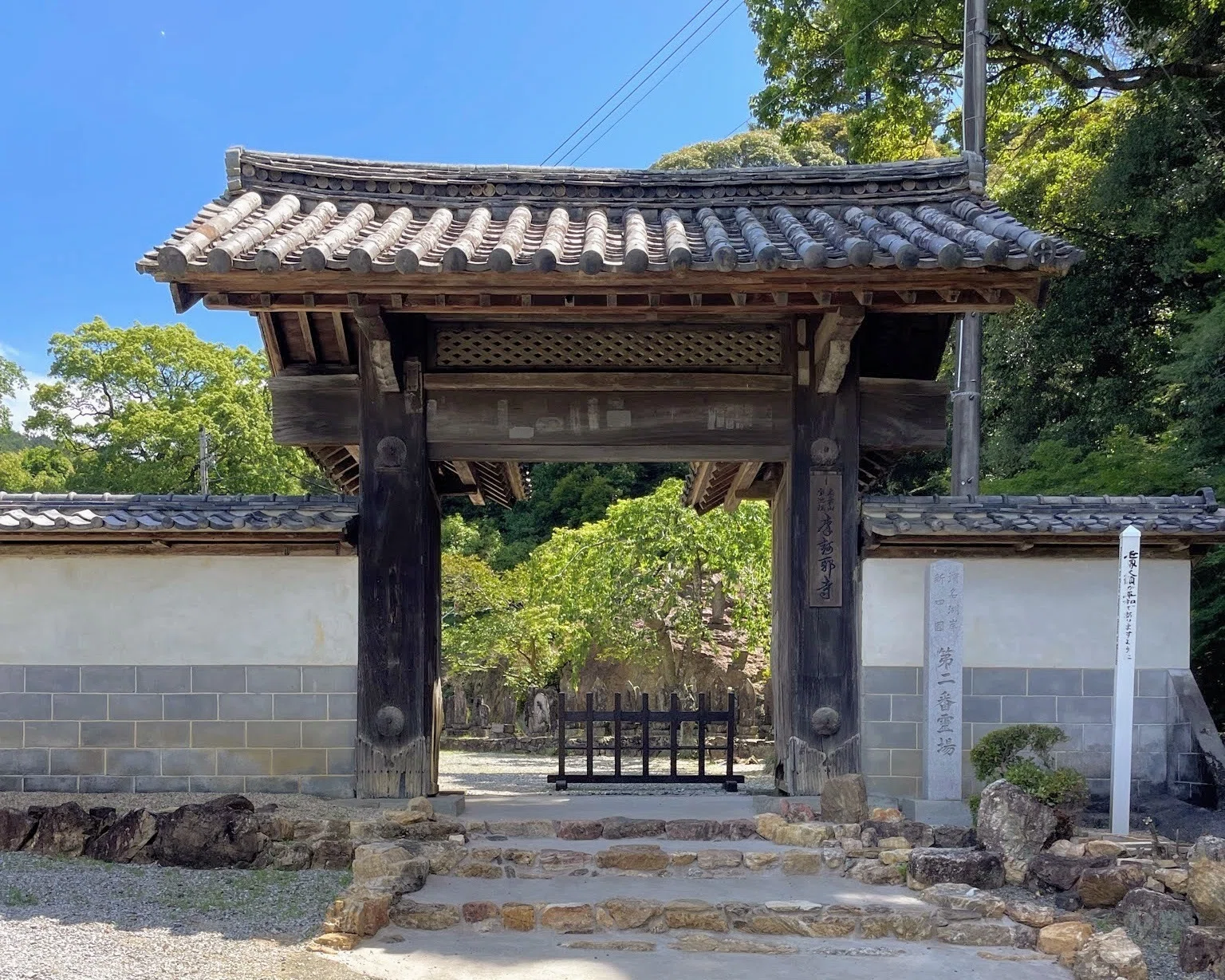 浜松・摩訶耶寺の御開帳 みほとけとお庭と、湖と｜美術館とお寺と猫