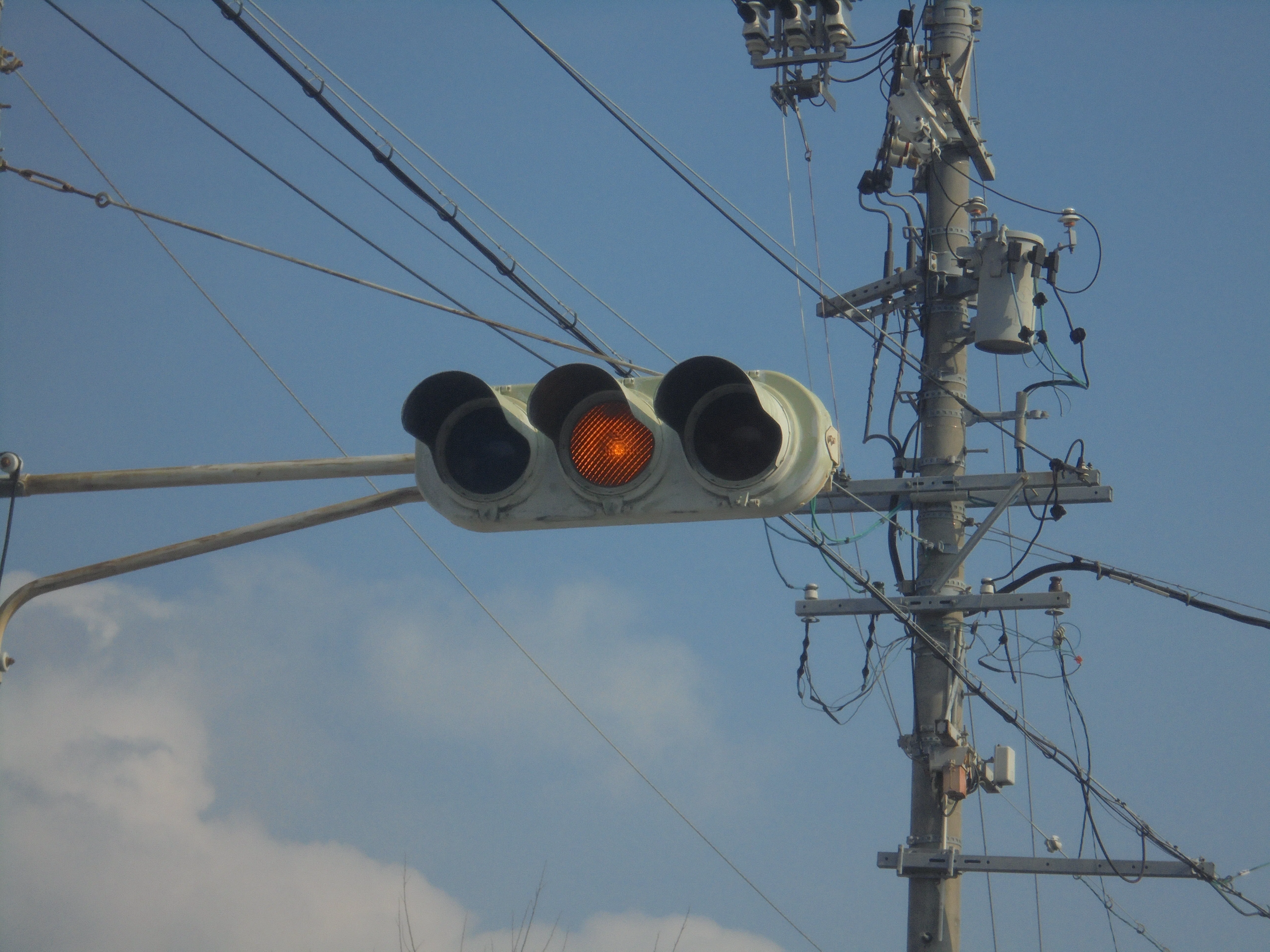 縦型信号機車両用　小糸製　本物 豊橋市にある小糸Zレンズ樹脂｜けんだまの信号機撮影