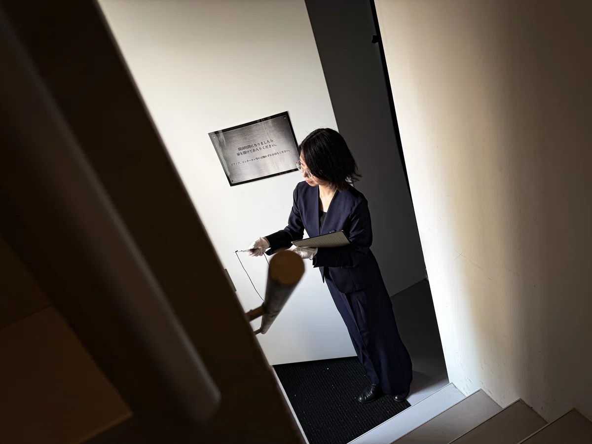 1階への道をブロックするように立っていますね