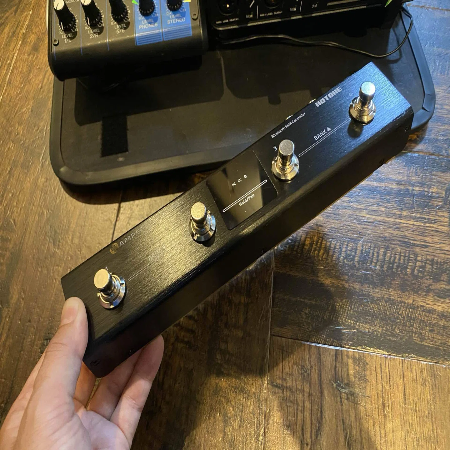 midi フット スイッチ MIDI Bluetooth USB アナログ接続まで何でもあり 