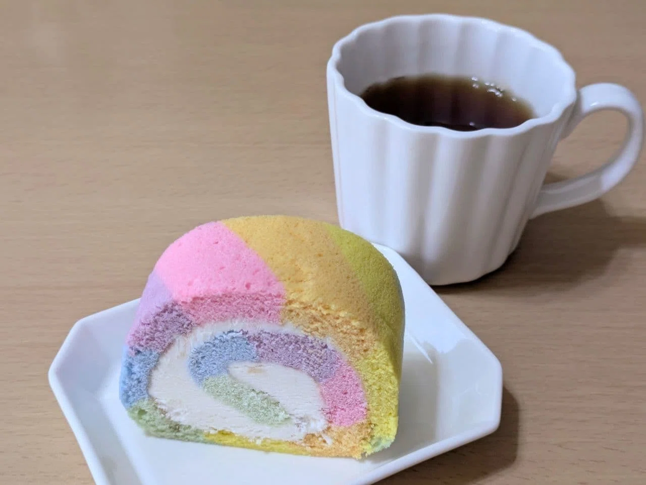 昔持ってたぬいぐるみを思い出した、新杵堂のレインボーロールケーキ