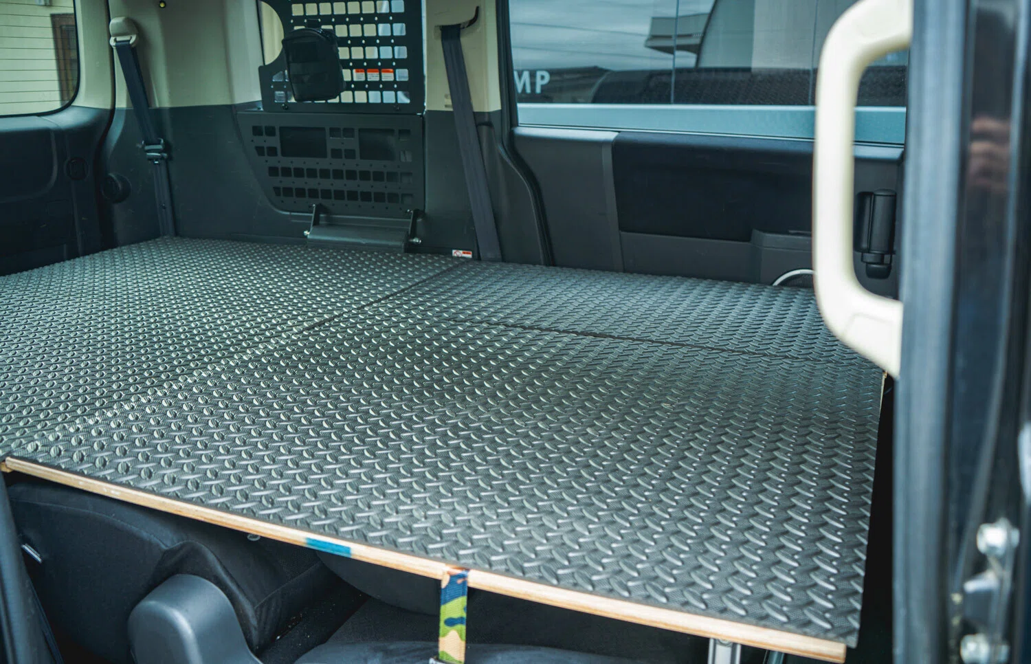 デリカD:5荷室棚用DIYキットでフルフラット仕様にする方法｜【公式