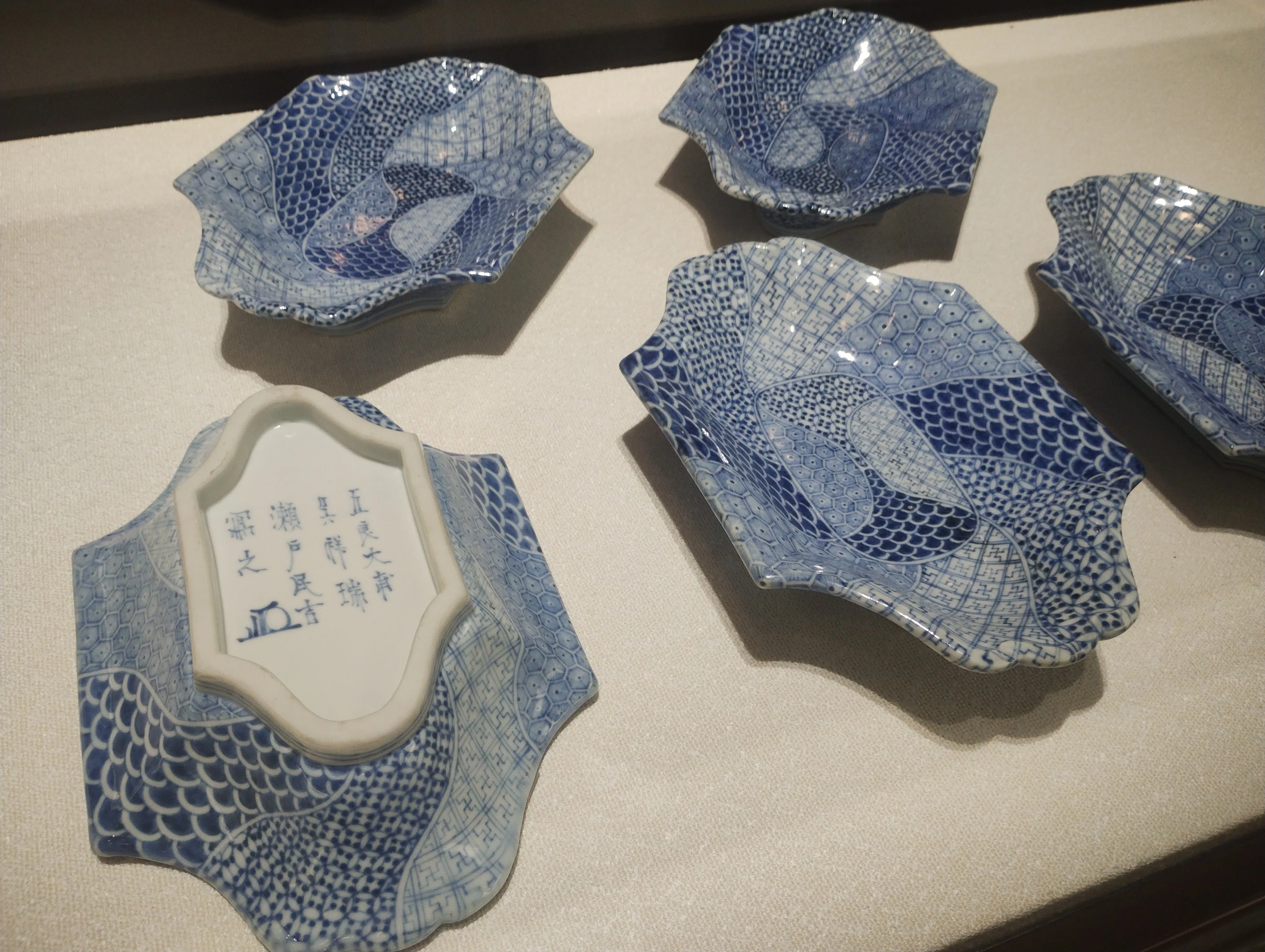 90 同時に2つの違った展示を見て、瀬戸の土はいろいろすごいと思っ