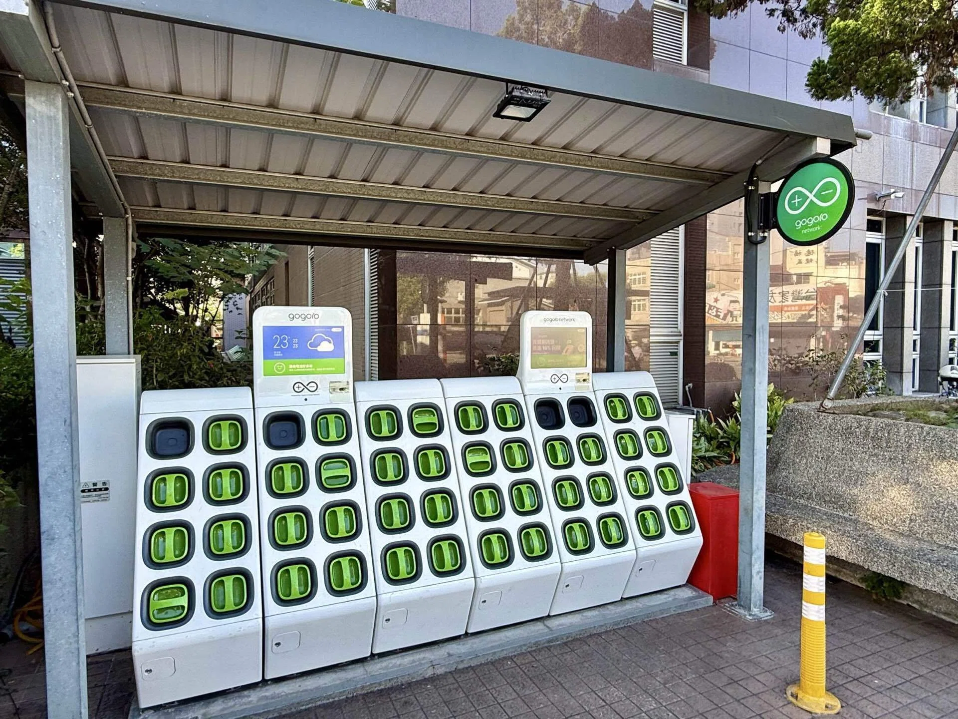 現地取材】スマホのモバイルバッテリーみたいに、スクーターの電池を