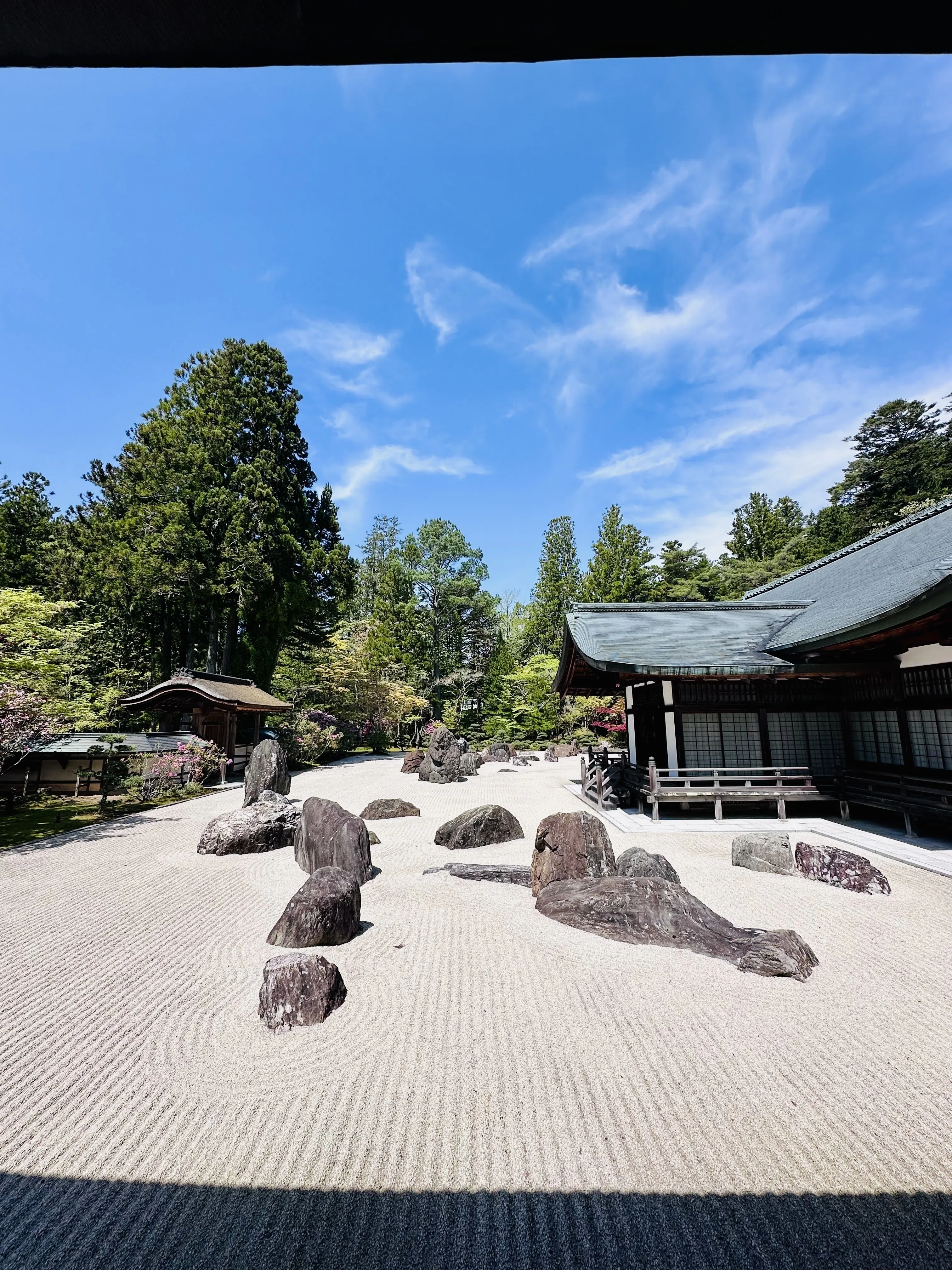 高野山で出会った「新しい仏像」と千年続く祈りの道｜okunoist