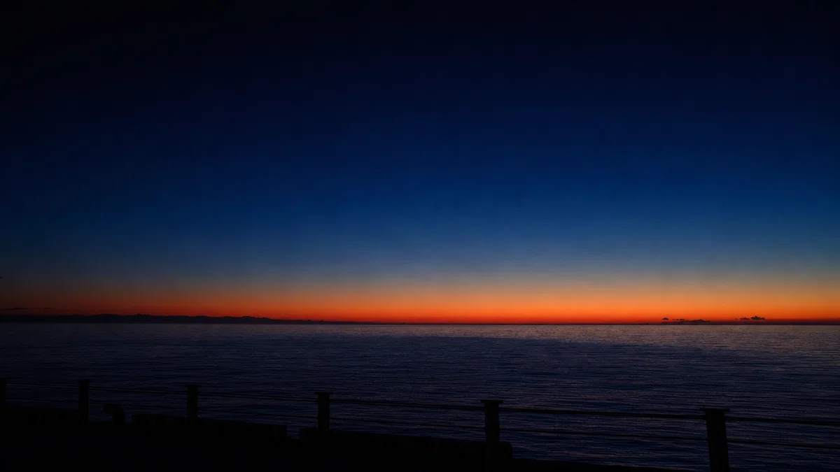 朝日が昇る寸前の海