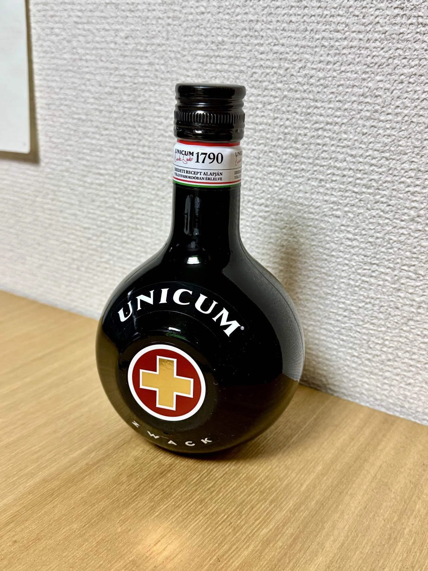 UNIKUM1930年代 戦前ウニクム 空瓶3サイズセット 赤十字ラベル 浮彫り RPGの回復アイテムみたいな酒 ― Zwack Unicum｜神田はる