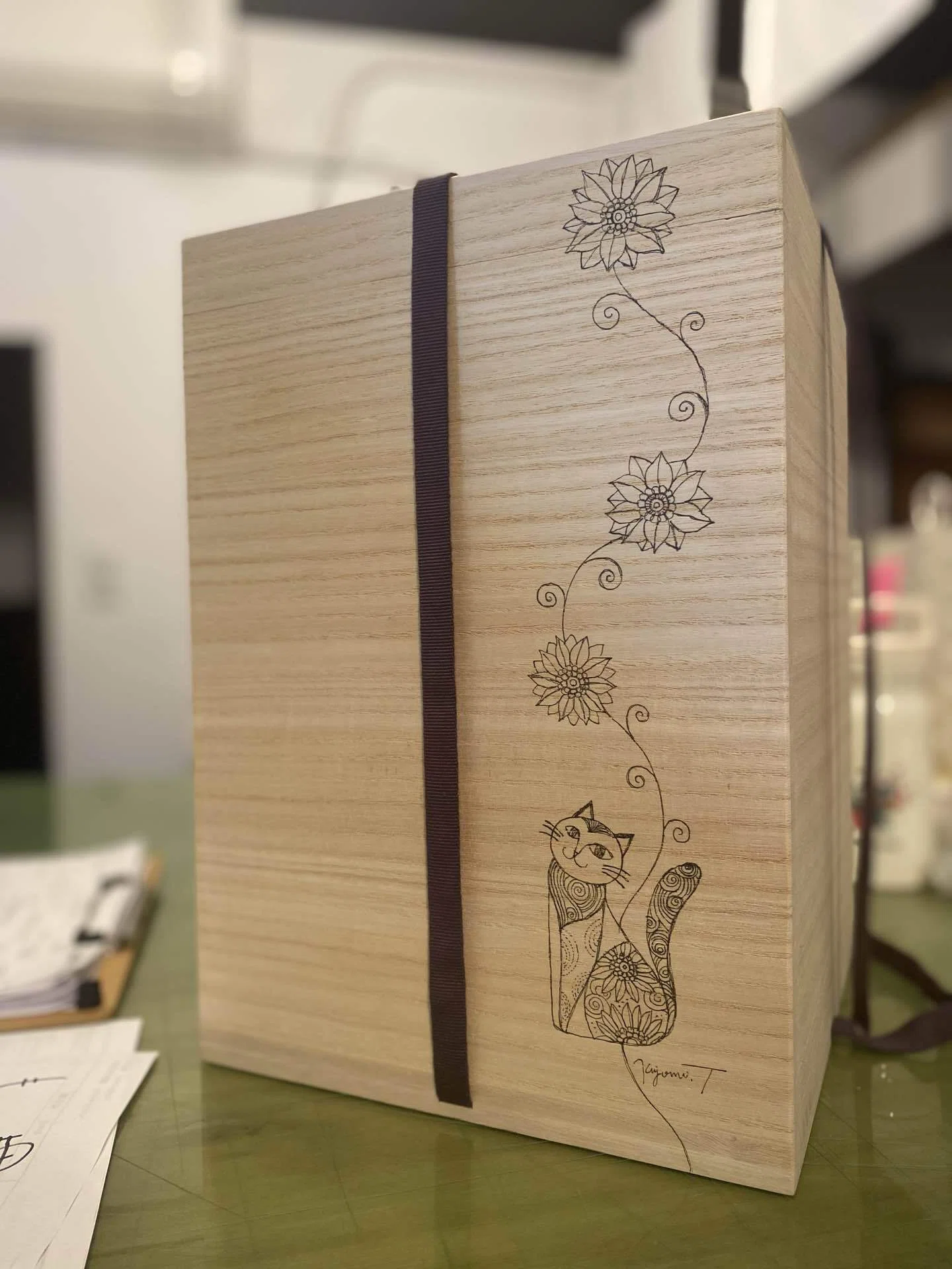 鈴木量作 灰釉流描点紋扁壺 箱書き、とも箱、黄布付きー 鈴木量作 灰釉