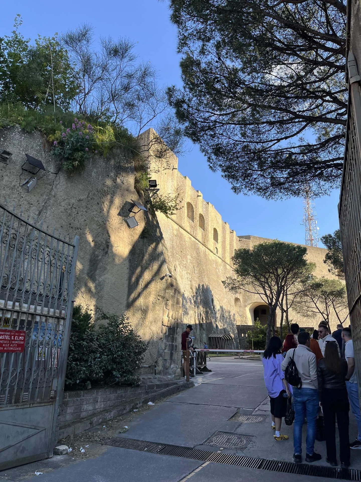 マリオと旅するイタリア［1日目-4］ナポリを見て死ね！坂の向こうの