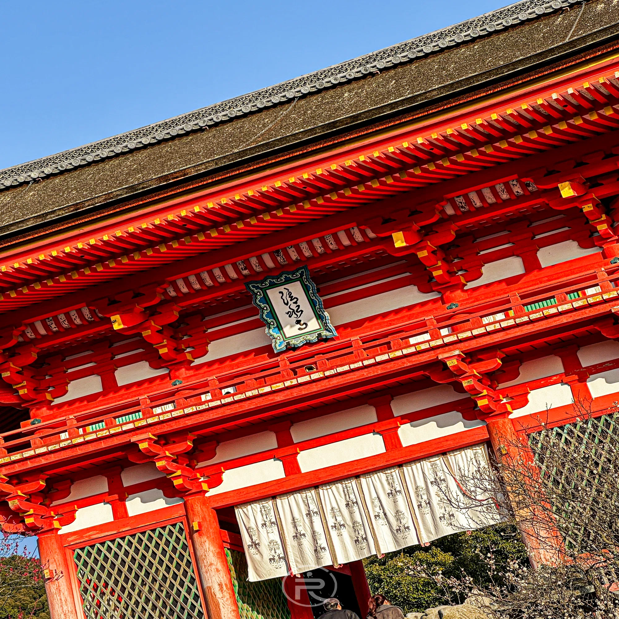 京都】夕暮れの清水寺。舞台から眺める黄金色の街と、遠くの京都タワー