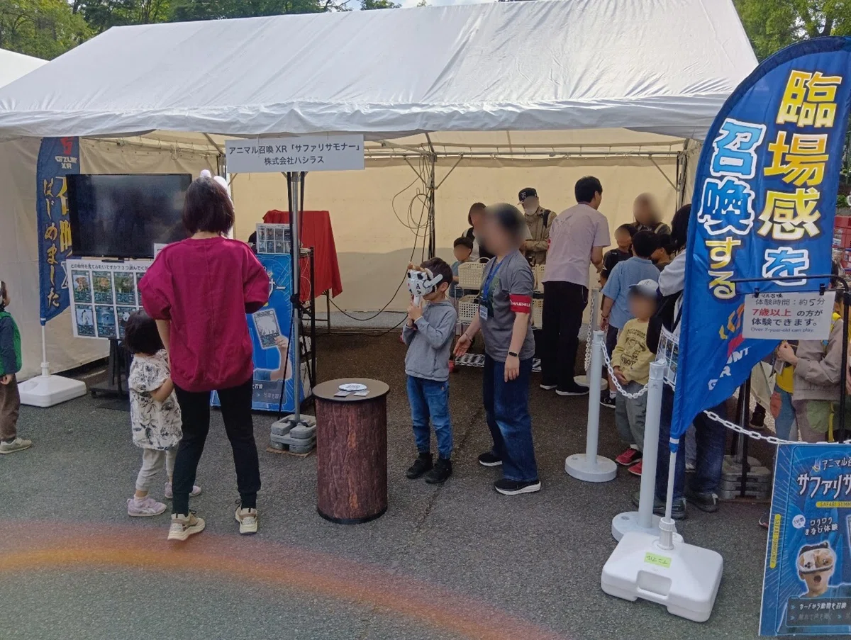 VRゴーグルをかけて体験する様子